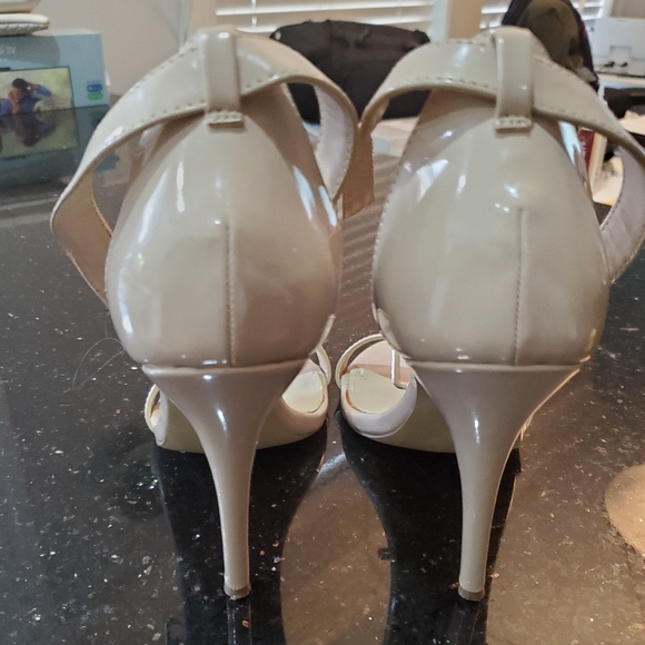 2 for 20$👈Steve Madden Nude Strappy Heels - Picture 2 of 8